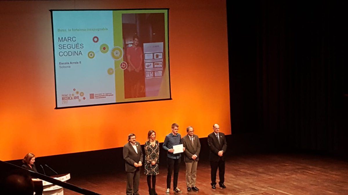 Escola_Arrels's tweet photo. Fotografia d'aquest matí de l'alumne @marcsegues amb el president @QuimTorraiPla i la consellera @angelschacon recollint el premi Ramon Muntaner #PRJ17 pel seu treball "Busa: la fortalesa inexpugnable". Felicitats de nou! #solsona https://t.co/MLRAbsPhf3