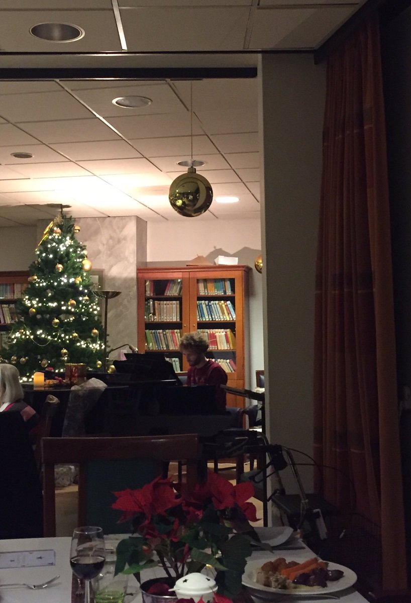 BosboomSanne's tweet photo. Kerstdiner deel 4 (en laatste) #deBoomberg #Aster @HilverZorg ; weer genieten samen met bewoners en familie. En nu op naar.... kerstdiner #thuis 🤪 https://t.co/HYwvSiN4qc
