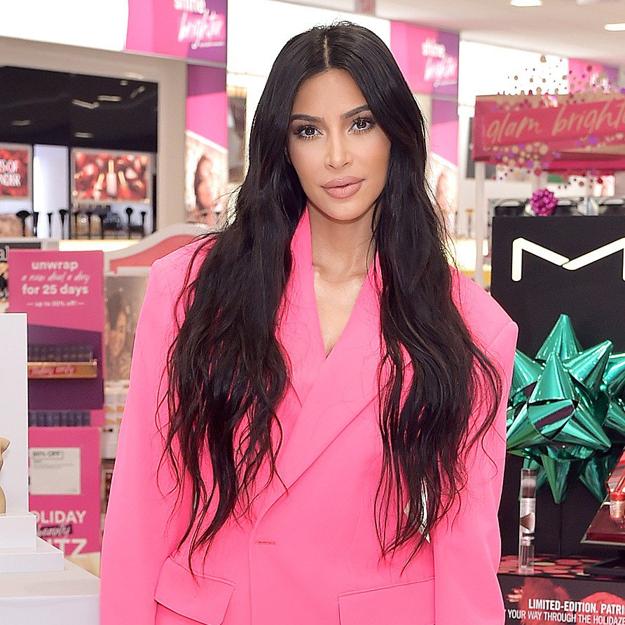 SimplyC360's tweet photo. #KimKardashian boasts about her #Christmas decorations and #tweets that she'll be sharing the photos on #ChristmasEve. How do you #decorate for the #holidays?
(📸: Stefanie Keenan)
.
.
#simplyc360 #celebrity360 #celebrity #celebnews https://t.co/k2z4tCWoMV