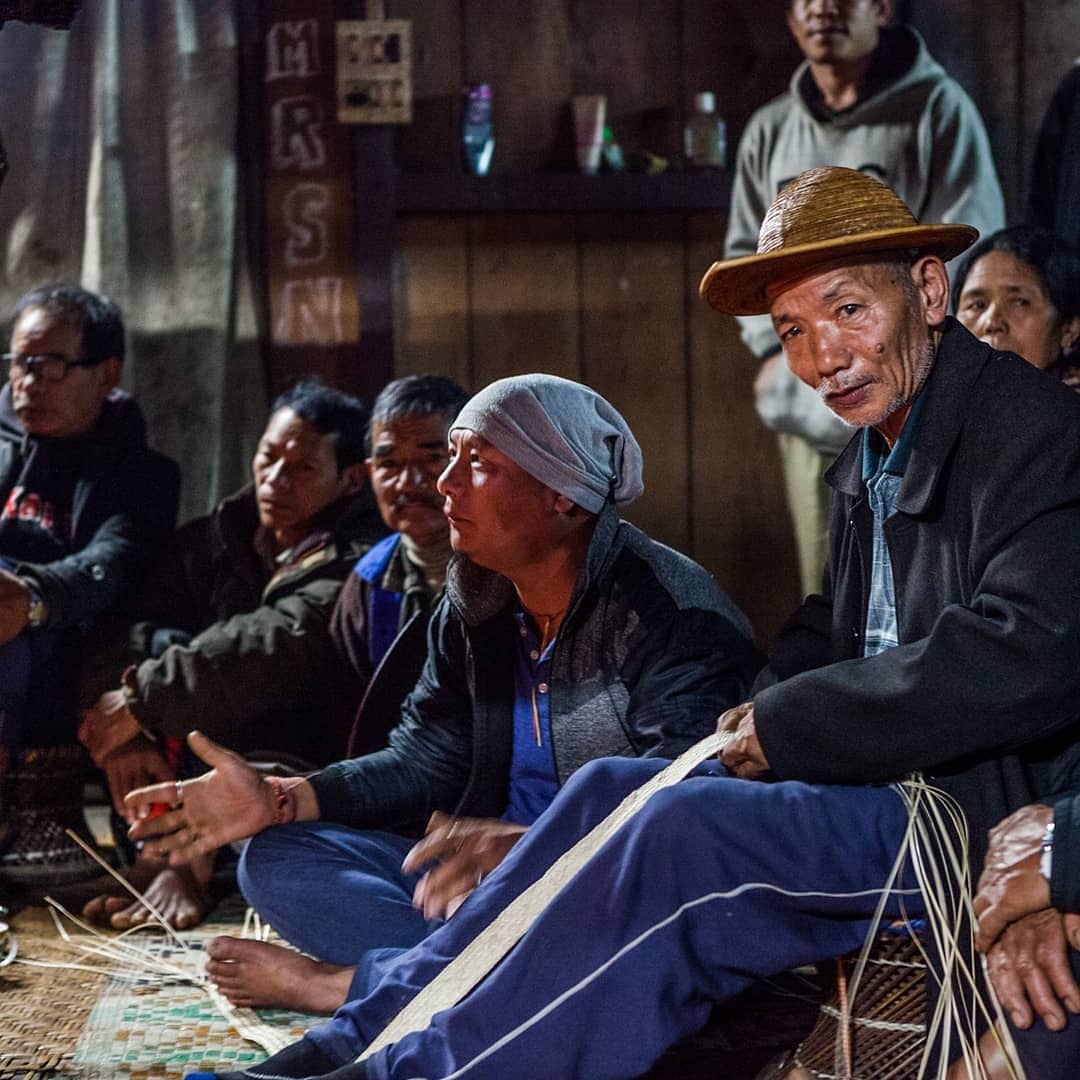 sandeepa's tweet photo. Imagine a village surrounded by hills.
Next to a bamboo forest.
Full of palm trees.
Houses made of bamboo.  
Wild flowers outside.
Animal skulls, horns in the house.
Fire lit in the centre. 
Everyone you love sitting around this fire.

#BasarConfluence 
#SCinNE #ArunachalPradesh https://t.co/lR4tJldypM