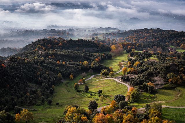 naphh's tweet photo. A sunny autumn morning over the misty flats of #osona, #catalunya.
View from the road to Bellmunt sanctuary. An amazing place to confirm that, above the clouds, the sun is always waiting for you :)
.
.
.
.
.
.
#nikond750 #nikon50mm #nikoncataloniaphotogr… https://t.co/tEdPu3n15w https://t.co/Cl5LeIdijD