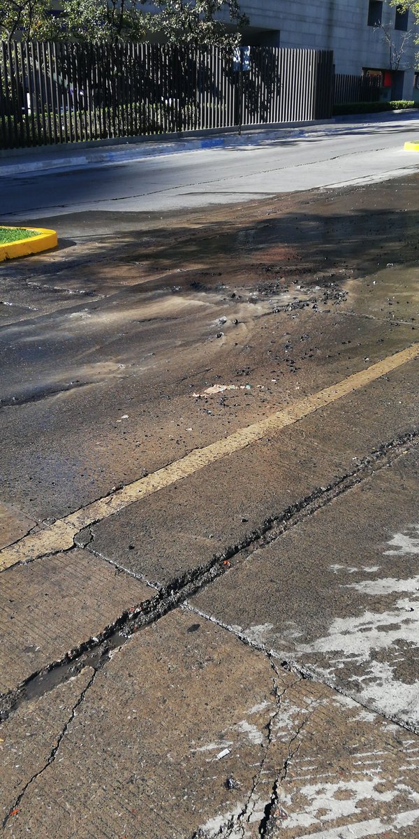 Zentrika_StaFe's tweet photo. @AlcCuajimalpa Fuga de agua en calle Mario Pani https://t.co/XfyCFwkTuk