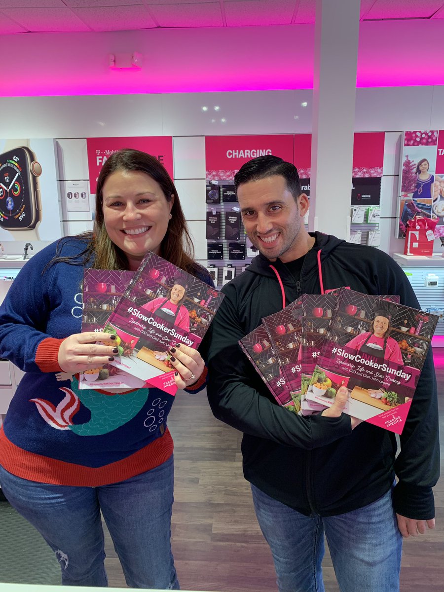 @allioop26 Stopped by to pick up some Christmas Gifts for a good cause! She wants to help #FEEDINGAMERICA !!! #seasonofgiving #SlowCookerSundayCookBook #Tmobilegivesback #LargoMall @JohnLegere  @JonFreier @TMobile @bnash001 @jboy1724