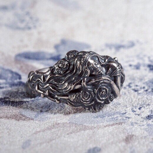 Guardia トリトネスをグリム童話の 眠れる森の美女 にカスタムしました グリム童話では 眠り姫 茨姫 と呼ばれる類話もあります 魔法使いの呪いにより 薔薇と茨の中で眠リ続ける王女 薔薇の影から 王女の指を刺した糸紡ぎの針がのぞきます