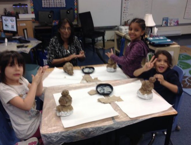 mechristie1's tweet photo. Ss worked with a Paper Mache Artist designing, building, and creating paper mache snowman to match their cultural identity! Each one is unique just like we are. After our experience we wrote a “How To...”writing sharing our steps with other learners. #engagingfusion @fort_rouge https://t.co/n65yrvN9Rm