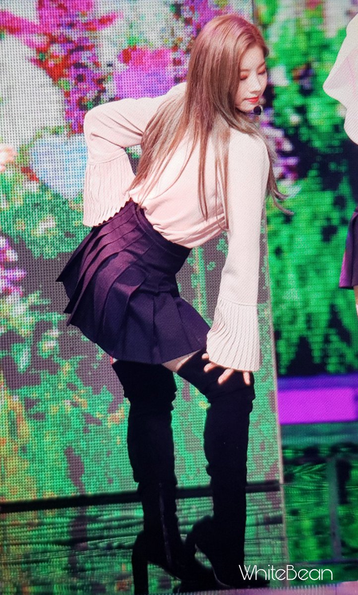 Dahyun_Fan's tweet photo. 바쁜울둡🤣🤣

#다현 #트와이스 #DAHYUN #TWICE #ダヒョン https://t.co/CSfQ89CHUJ