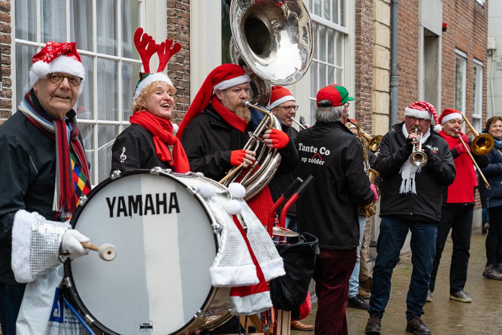 SantaGorinchem's tweet photo. SantaRun is voor jong en oud, mens en dier 🤣. En een beetje muziek maakt alles nog wat feestelijker! https://t.co/fK8X1fr1to