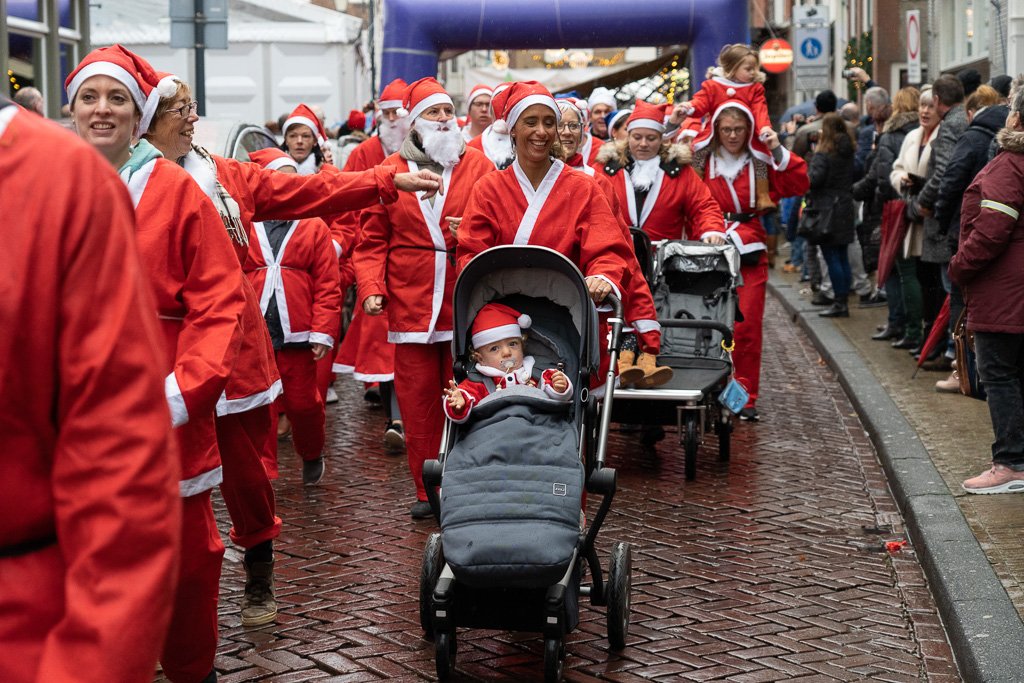 SantaGorinchem's tweet photo. SantaRun is voor jong en oud, mens en dier 🤣. En een beetje muziek maakt alles nog wat feestelijker! https://t.co/fK8X1fr1to