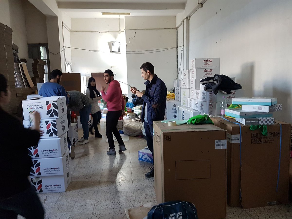 LamineZellag's tweet photo. #sidradz en plein préparation de la caravane vers le sud #adrar et vous remercie pour vos dons et vous promet que ça arrivera chez nos enfants à #talmine #tamentit #Algérie #Algeria https://t.co/NhnnO5yr5b