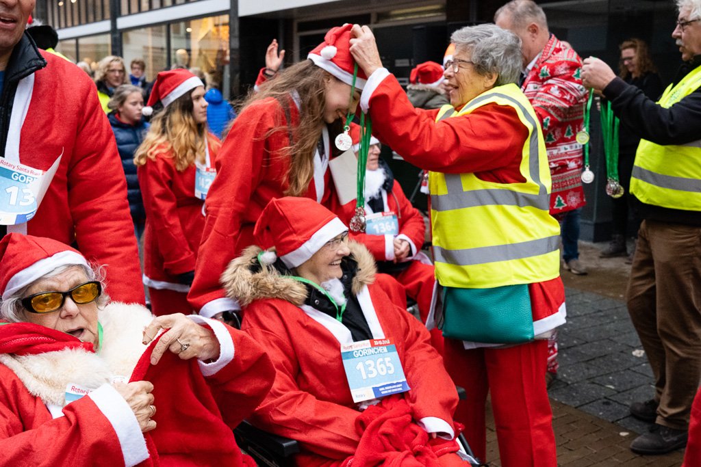 SantaGorinchem's tweet photo. De welverdiende medaille na gelopen race. Op naar de erwtensoep en de glühwein! https://t.co/Jup6YRgQpg
