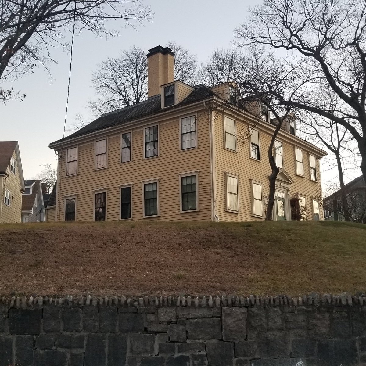 OldeMohawk's tweet photo. Dawn at the 1724 Gov. Bellingham-Cary House and work will start soon. We're making structural repairs to the sill and replacing a failed section of the roof.
#historicpreservation #preservationinaction #architecture #cedarshingles #historic #preservation #restoration #chelseama https://t.co/uhJOazj8yb