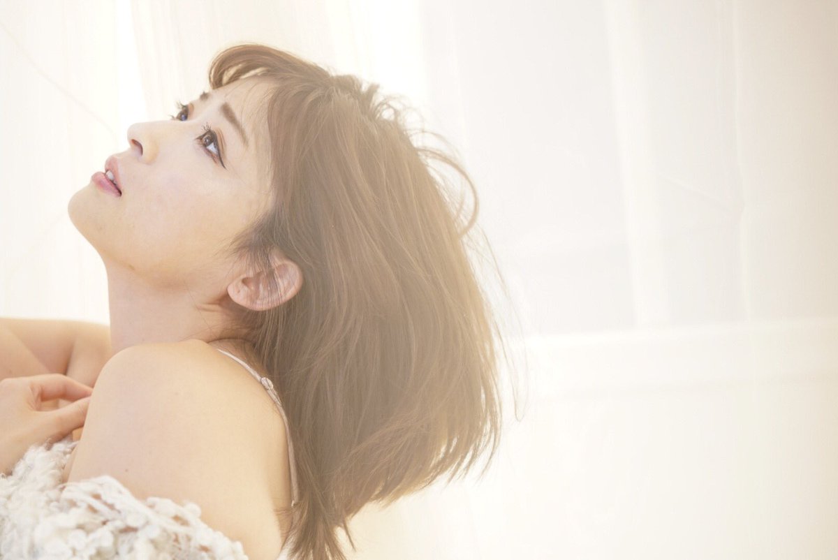 arly0401's tweet image. 12/30ノンバーコードブックスでは  
.
◼︎Arly 初の自撮り写真集
.
増刷した
◼︎ARLY COLLECTION2 photobook
◼︎ARLY COLLECTION3 photobook
(今後増刷予定なし)
.
非売品だった
◼︎Arly Posing Book
.
◼︎チェキ(希望があればっ！)
.
の5点を販売予定です♪