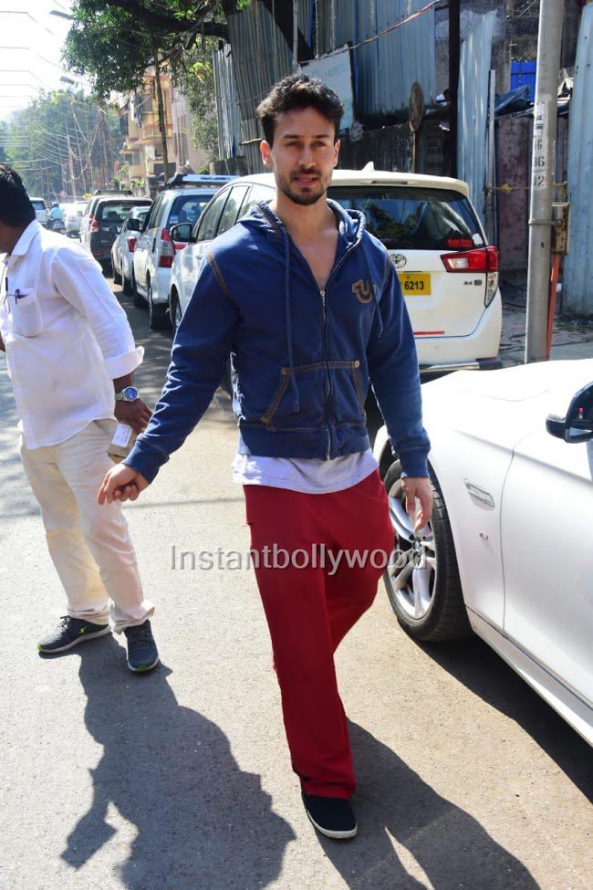 instantbolly's tweet photo. Tiger Shroff Snapped In Bandra
.
#tigershroff https://t.co/ptWp8nFCBW