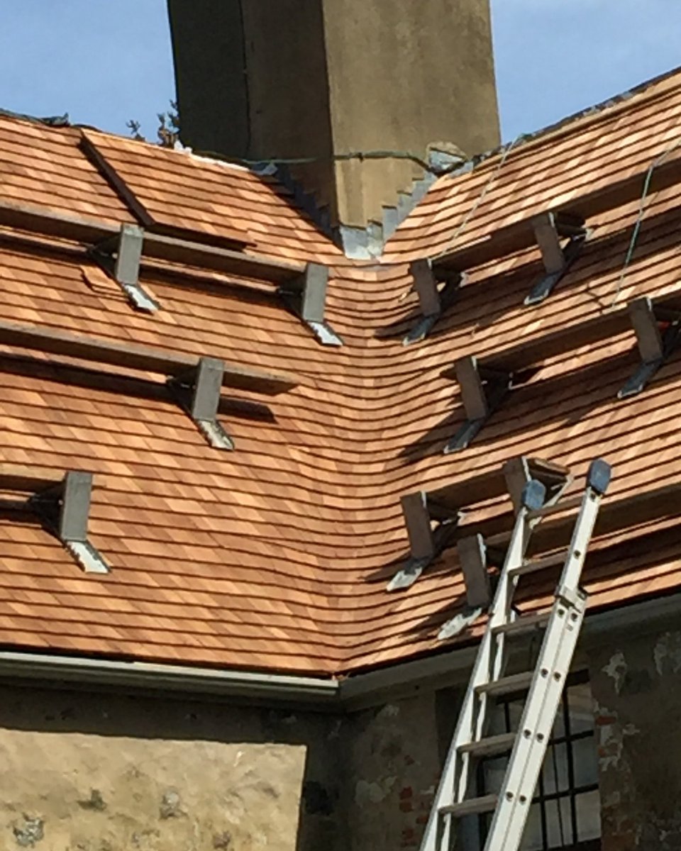 OldeMohawk's tweet photo. We had the rare opportunity to replace a swept valley at #historicnewengland 's 1690 Spencer-Peirce-Little Farm in #NewburyMA ... #historicpreservation #preservationinaction #architecture #cedarshingles #roofing #restoration #historic #preservation https://t.co/Q0US8l7LoA