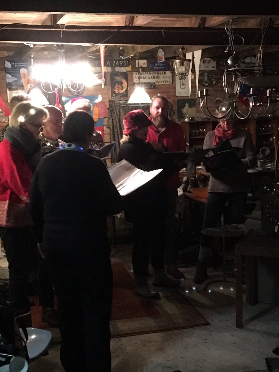 Dorp_Enumatil's tweet photo. Kerstborrel in Enumatil met optreden van de ‘Enumatilster kerstengeltjes’. https://t.co/8O3abzZCrr