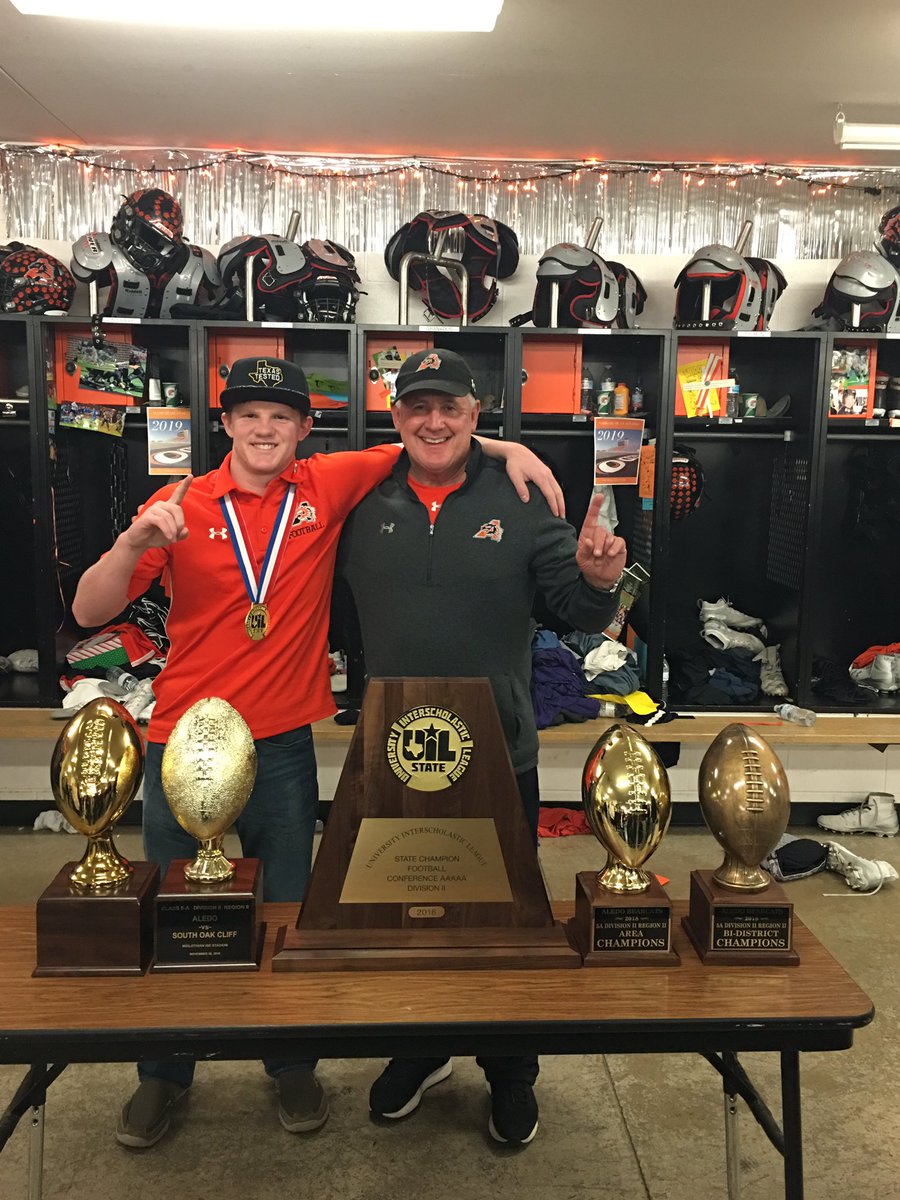 bearcat2208's tweet photo. Best way to end my football career!!! Couldn’t have asked for better coaches and better teammates! I will always miss this team!! So happy to be an Aledo Bearcat! https://t.co/7VICVk7kZt