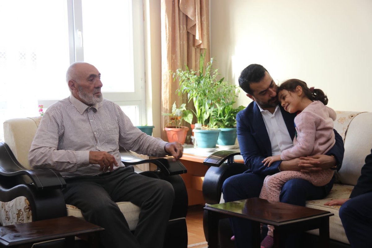 hakanhanozcan's tweet photo. Çalışma ekibimizdeki Eyüp Kardeşimizin Ailesini ziyaret ettik. Umre’den gelen Anne ve Babasının duasını istedik. https://t.co/qbn9j9pgmF