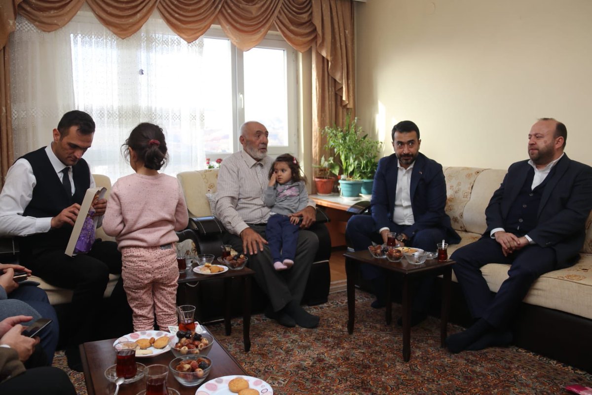 hakanhanozcan's tweet photo. Çalışma ekibimizdeki Eyüp Kardeşimizin Ailesini ziyaret ettik. Umre’den gelen Anne ve Babasının duasını istedik. https://t.co/qbn9j9pgmF