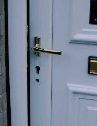 Attended a property today, customer had returned home to find their cylinder snapped and all of their #Xmas #presents #stolen. Handle replaced and new snap safe cylinder #fitted

#locksmith #Sheffield #rotherham #Barnsley #Doncaster #burglary #chooselocal #independentbusiness