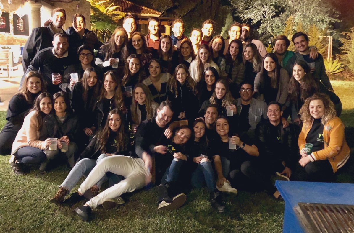 tefyhl's tweet photo. Convivio de 5 años de graduados ❤️💚💛 #PromXL #ValleVerde #Prom2013 #LOSAMO https://t.co/ifBIZVeFuv