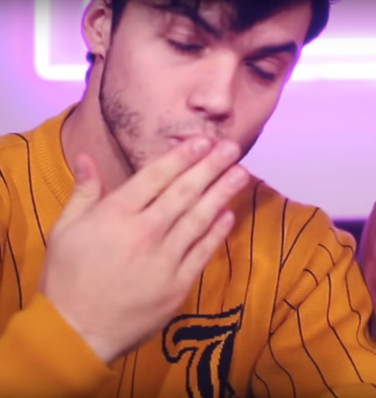 𝐞𝐥𝐥𝐚 🎗 tweet media