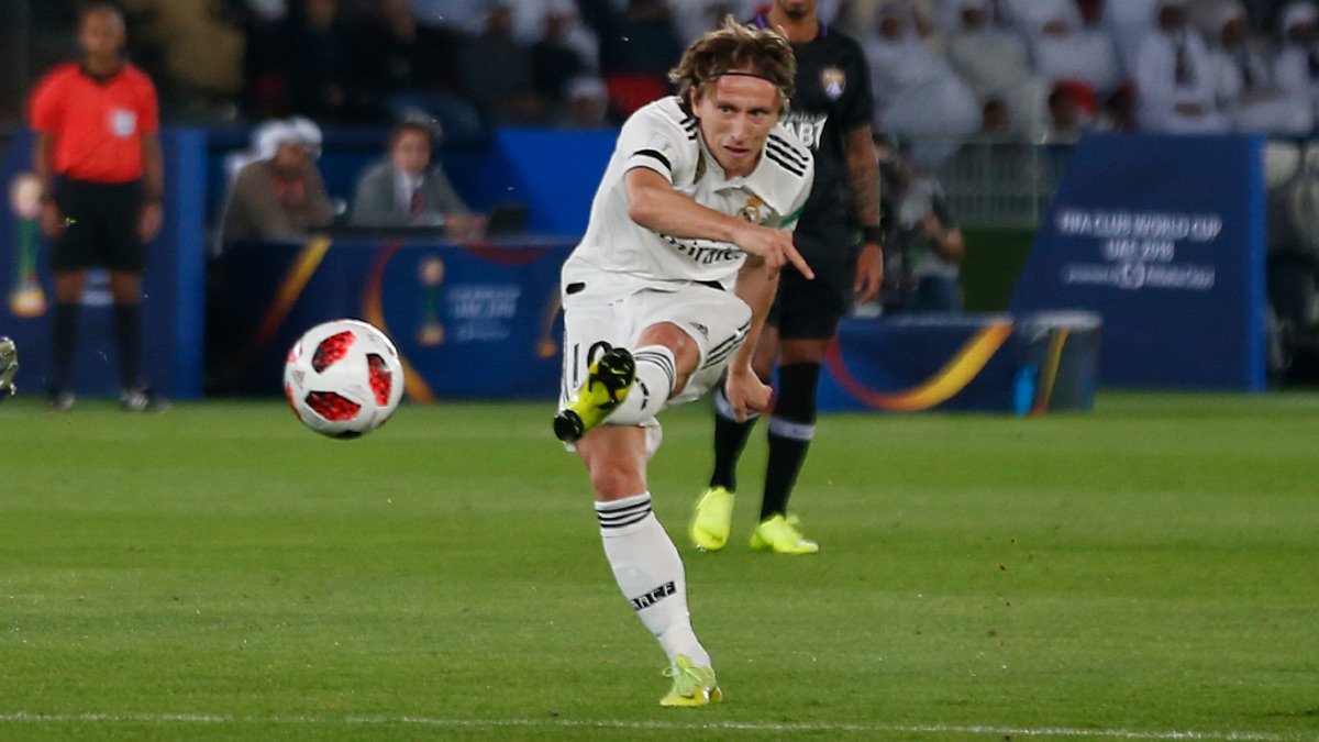 Modric dispara para marcar al Al Ain.