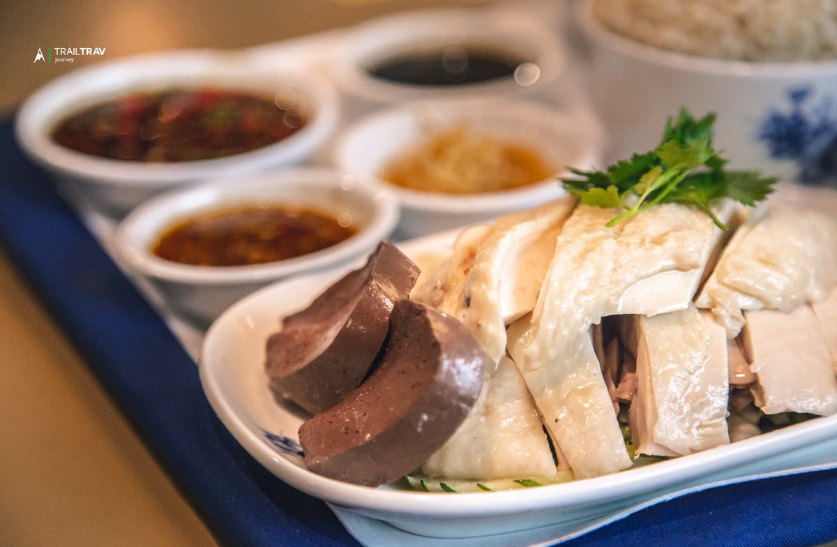 TrailTrav's tweet photo. ข้าวมันไก่มณเฑียร อร่อยสมคำร่ำลือ ข้าวมันหอมๆร้อนๆกินกับ ไก่เย็นที่นุ่มหนาไม่ตบ!!! (ข้าวร้อนไก่เย็น สูตรเด็ดที่นี่ โคตรเข้า) กินคู่น้ำจิ้ม 4 สไตล์ ไป 2คน สั่ง 1ชุด อิ่มกำลังดี 
พิกัด โรงแรมมณเฑียร สุรวงศ์
@aroii #อร่อย #อร่อยบอกต่อ  #อร่อยไปแดก #อร่อยนะรู้ยัง #อร่อยจนต้องรีวิว https://t.co/mCjuJagTvO