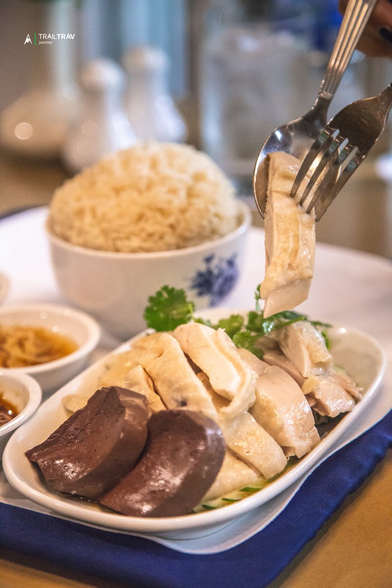 TrailTrav's tweet photo. ข้าวมันไก่มณเฑียร อร่อยสมคำร่ำลือ ข้าวมันหอมๆร้อนๆกินกับ ไก่เย็นที่นุ่มหนาไม่ตบ!!! (ข้าวร้อนไก่เย็น สูตรเด็ดที่นี่ โคตรเข้า) กินคู่น้ำจิ้ม 4 สไตล์ ไป 2คน สั่ง 1ชุด อิ่มกำลังดี 
พิกัด โรงแรมมณเฑียร สุรวงศ์
@aroii #อร่อย #อร่อยบอกต่อ  #อร่อยไปแดก #อร่อยนะรู้ยัง #อร่อยจนต้องรีวิว https://t.co/mCjuJagTvO