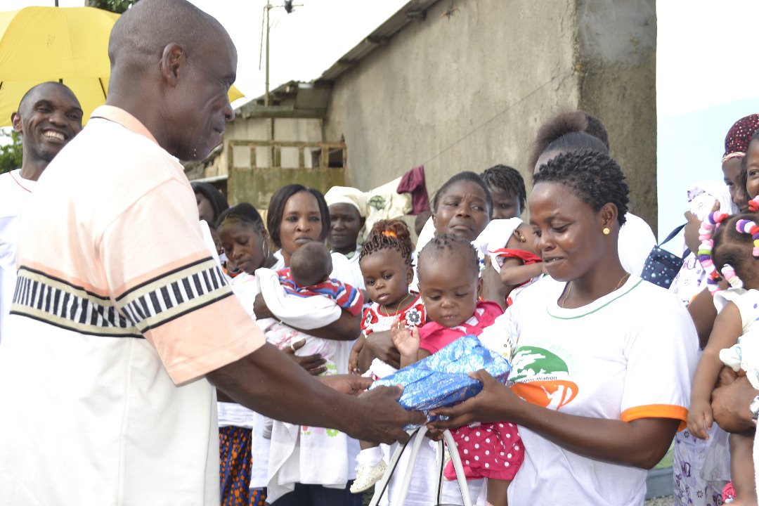 OeuvreHumanus's tweet photo. #ArbreDeNoel Remise de cadeaux aux enfants nés dans notre centre de santé. https://t.co/VAZ01BuodI