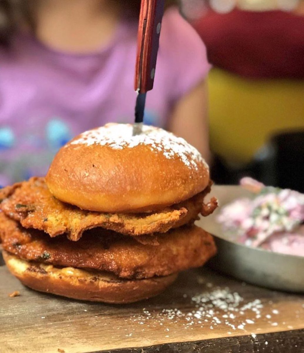 DavidRoccosVita's tweet image. My Giorgi Girl... she’s never seen a Bombolone she hasn’t loved ❤️... fried chicken in a bombolone bun, with spicy bacon aioli... brava Giorgia 💪🏼💪🏼 Papà loves you ❤️😂 #Brunch #Bombolone @orettatoronto