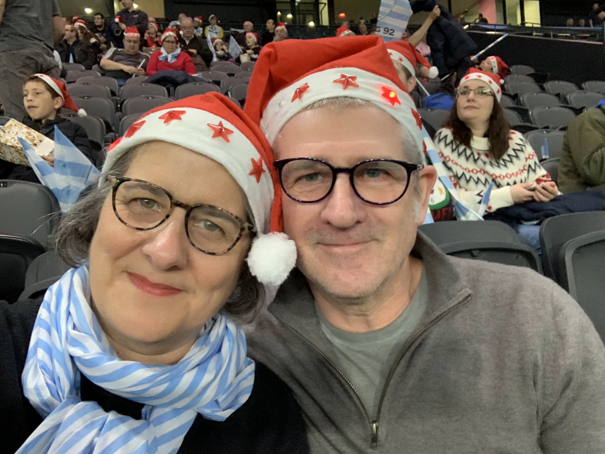 IsabelleRompais's tweet photo. les supporters du #Racing92 #rc92usap sont dans la place @UArena @racing92 va @usap_officiel https://t.co/OKJf9zfiy1