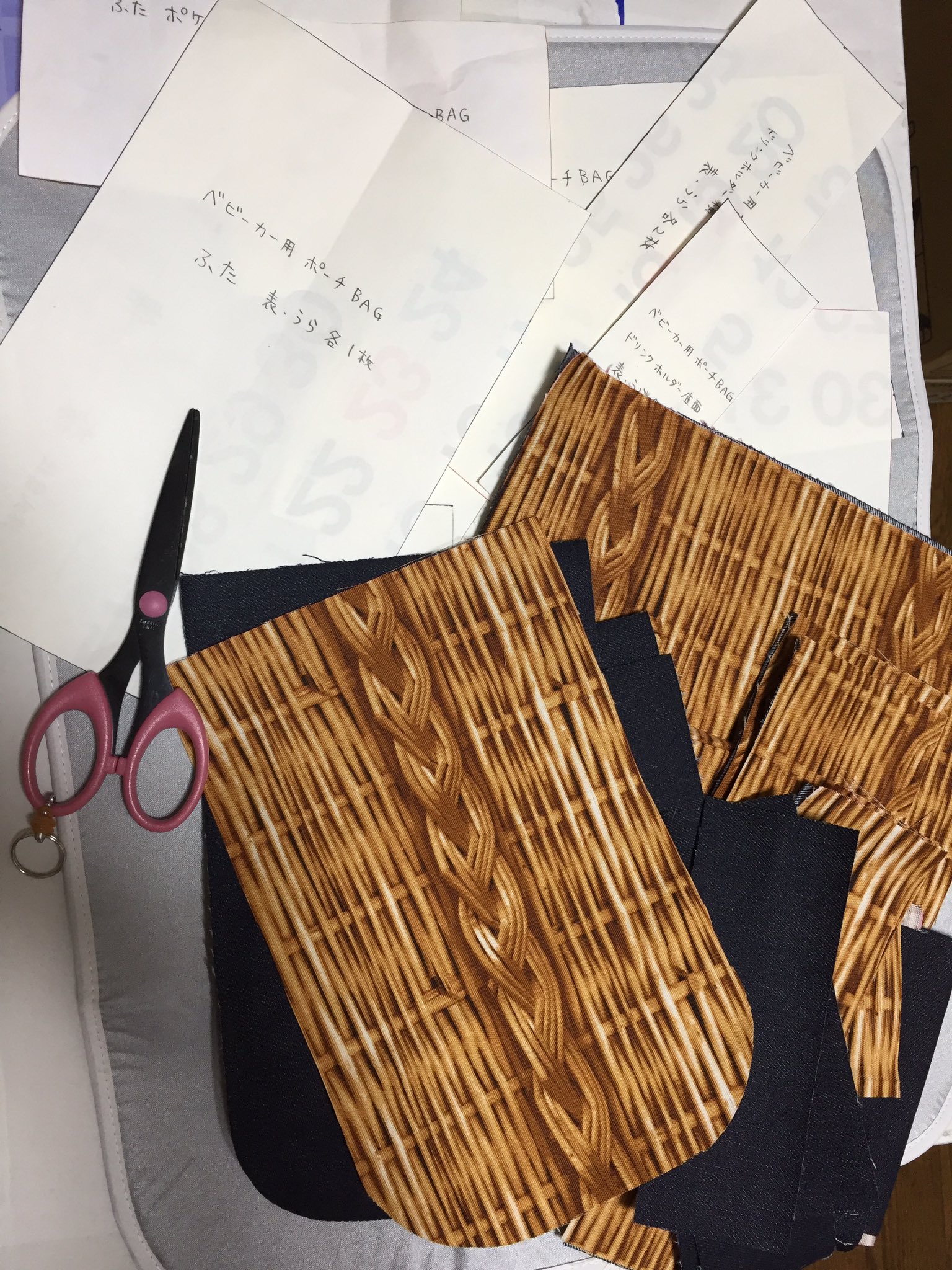 ペルセポ ベビーカー用のバッグが欲しくて今度は写真2枚目のようなやつを作ります 型紙おこして生地裁断してたらこんな時間になってた 寝なきゃ おやすみなさい Zzzzz ハンドメイド ベビーカー用バッグ ベビーカー