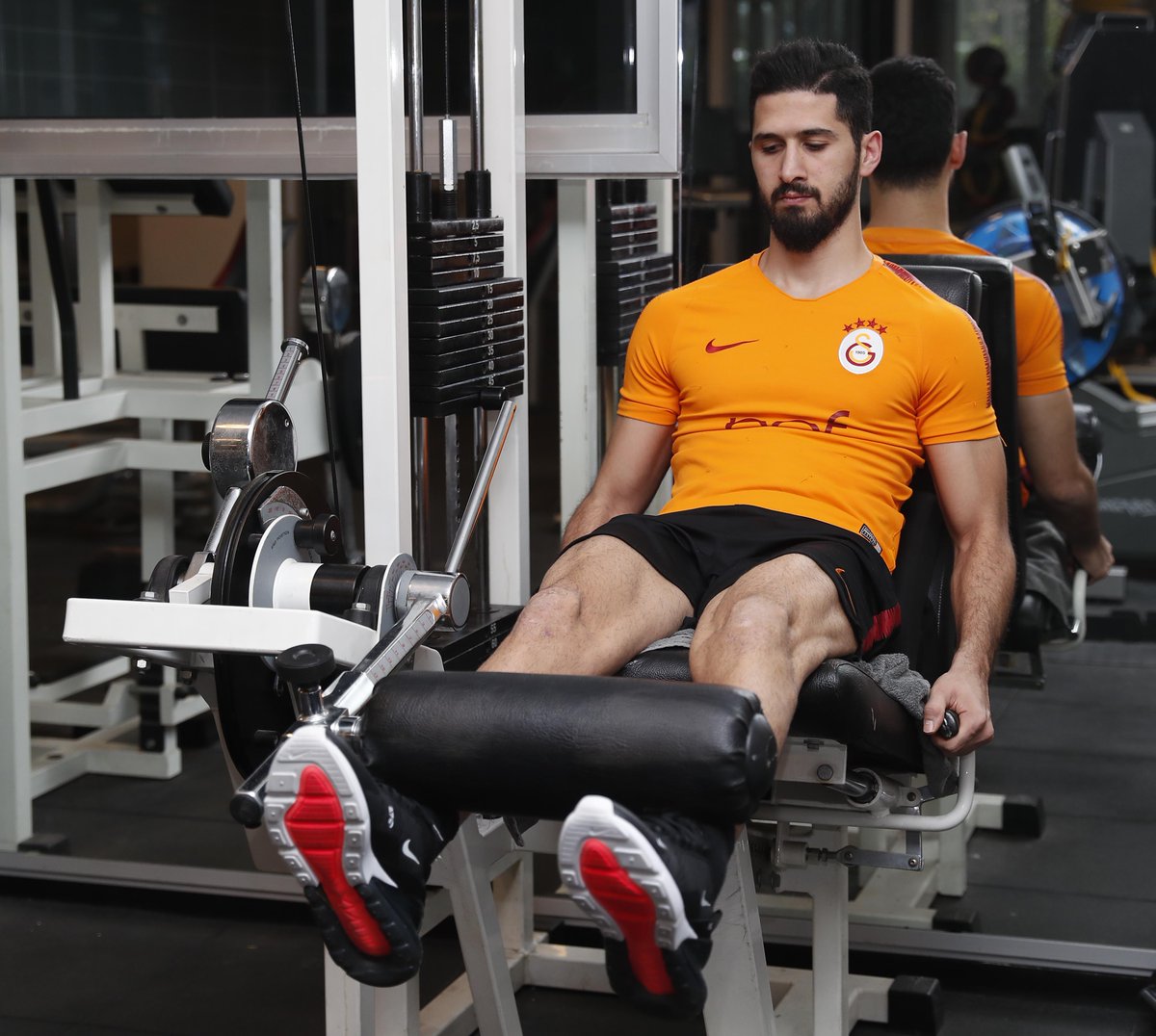 🧿 Emre Akbaba, takımdan ayrı fizyoterapistler eşliğinde salon çalışmalarına devam etti.
