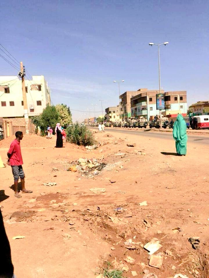 blackboy's tweet photo. ✔ عاجل شباب الخرطوم/ امدرمان و بالخصوص بحرى الشرفاء 
مدينة الحاج يوسف تعانى من هجمة شرسة من مليشيات النظام المنهار 
الرجاء العمل بتخفيف الضغط على الحاج يوسف بتظاهرات سريعة و خفيفة لفك حصار الحاج يوسف فى هذه اللحظات 
#مدن_السودان_تنتفض https://t.co/29T8Mwtcn5