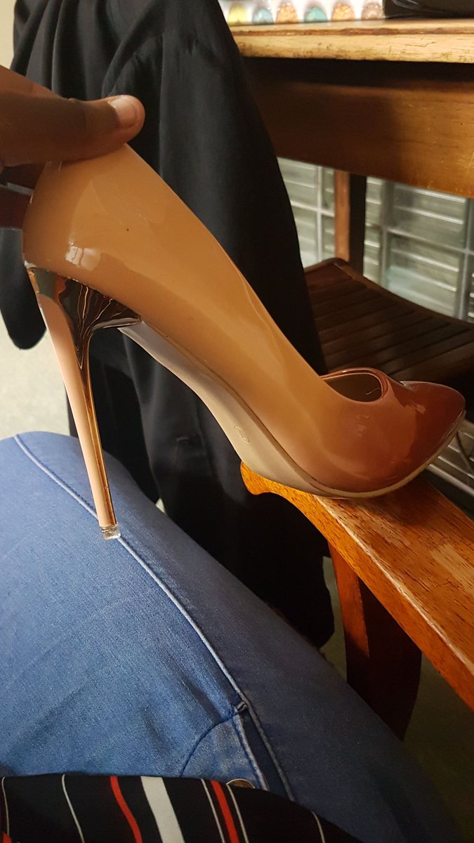 NdabaNontie's tweet photo. When your friend blesses you๐๐๐ #heels #loverofthings https://t.co/WtNa6aGyCG