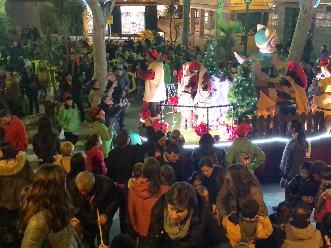 ajcanetdemar's tweet photo. Aquesta tarda els nens i nenes de #Canet han pogut cagar el Tió que ha portat regals per tothom!! #canetdemar #maresme #poblesdecatalunya #activitats #nadal #solidaritat #nens #festes #k80net @BlancaArbell https://t.co/6LjxOZ3deN