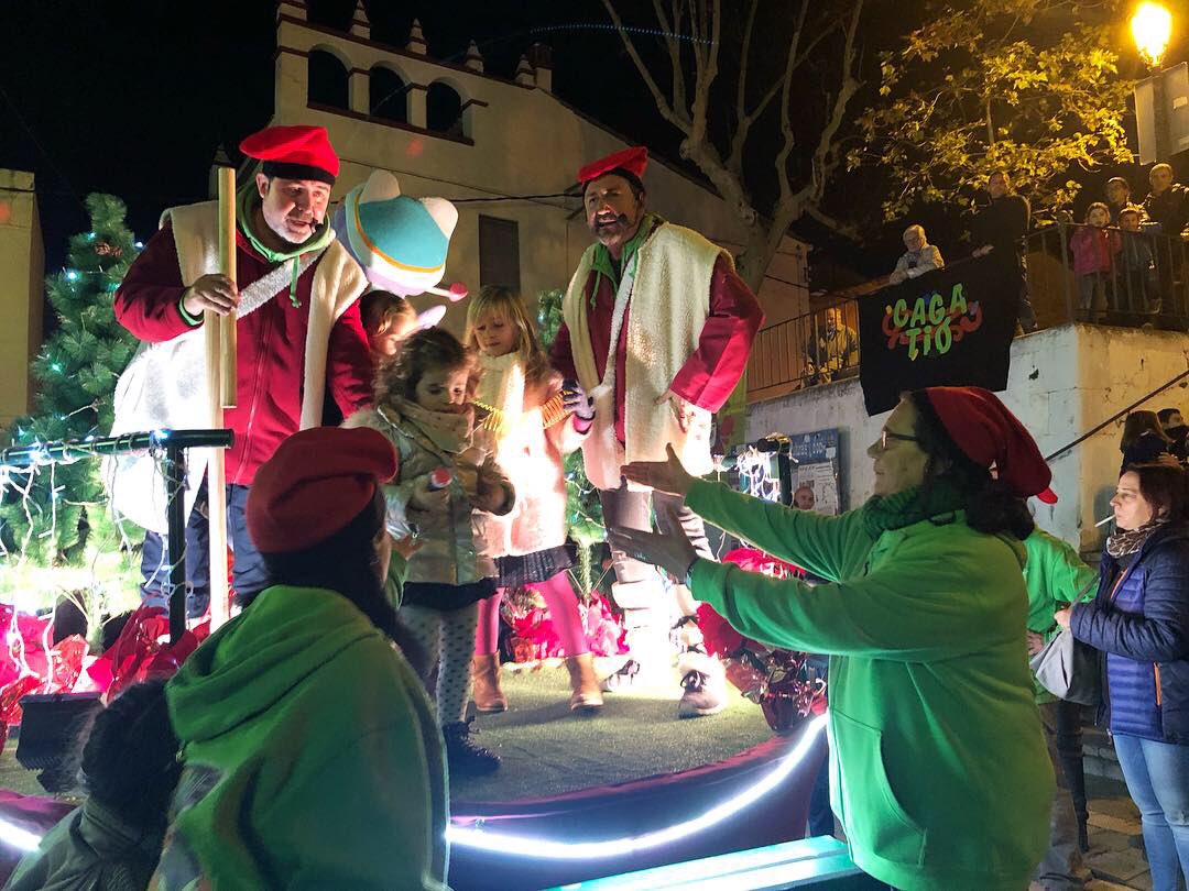 ajcanetdemar's tweet photo. Aquesta tarda els nens i nenes de #Canet han pogut cagar el Tió que ha portat regals per tothom!! #canetdemar #maresme #poblesdecatalunya #activitats #nadal #solidaritat #nens #festes #k80net @BlancaArbell https://t.co/6LjxOZ3deN