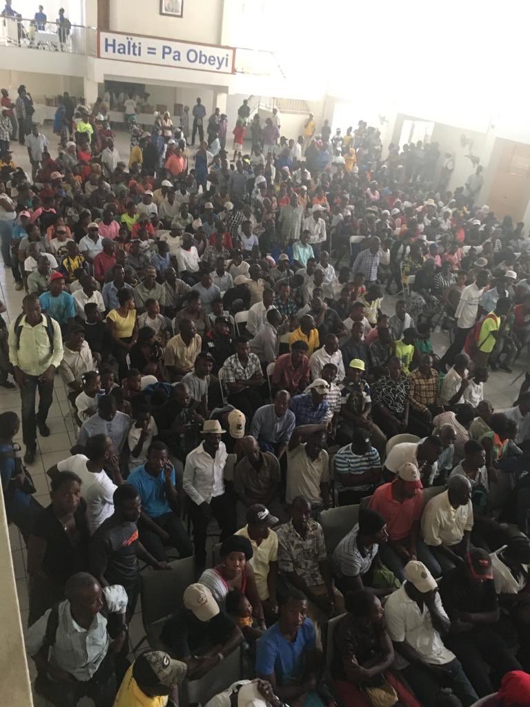 LAVALAS1's tweet photo. Ce matin: clinique mobile à la Fondation où Médecins, étudiants et patients se rencontrent. https://t.co/0kNsv2Aaeh