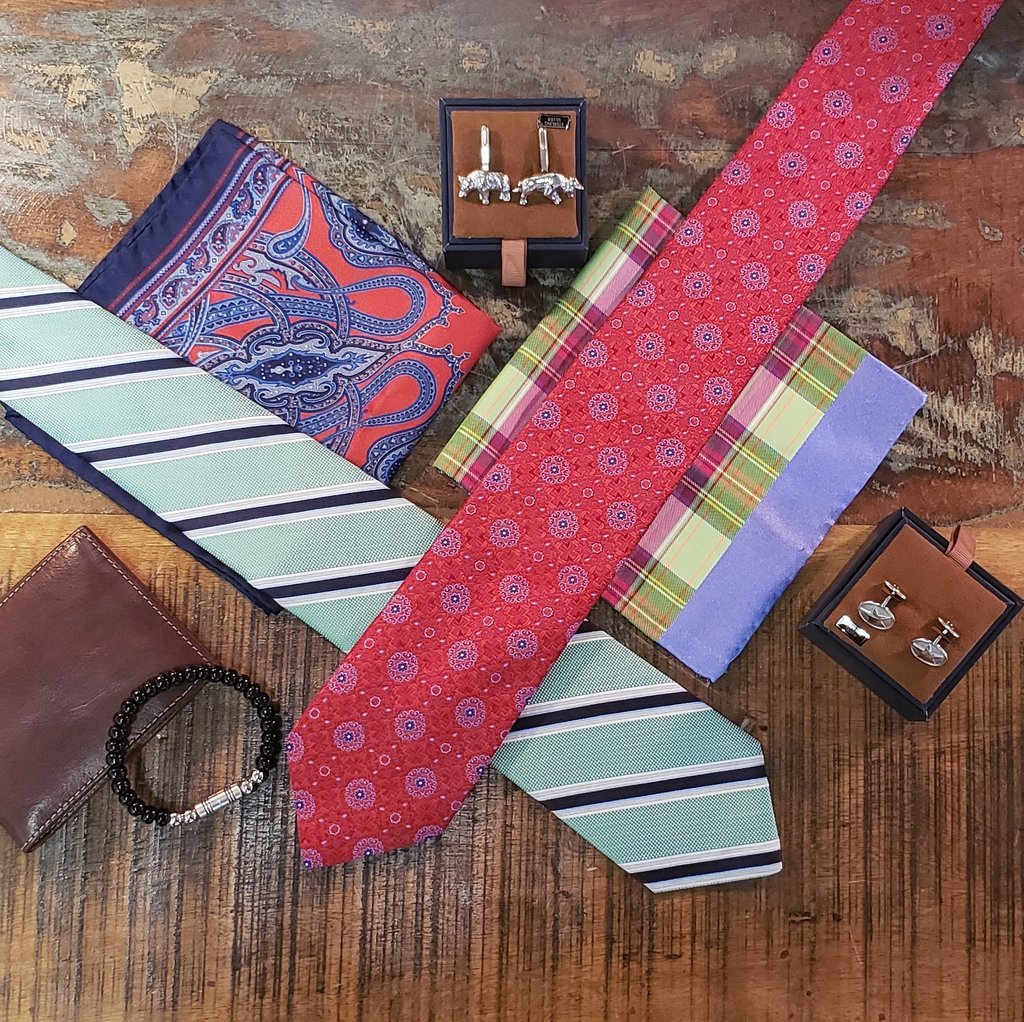 WhereMenShop's tweet photo. Show up to your #christmasparty looking a little naughty in #2018 with accessories from @wheremenshop that will bring out the gentleman debonair! @torinoleather @daviddonahue @wheremenshop 

.
☎️ 512-894-2130 for PRIVATE CONSULTATION 
10% OFF with PROMO "SANTI CLAUS" in store https://t.co/SW6dvhGmp2
