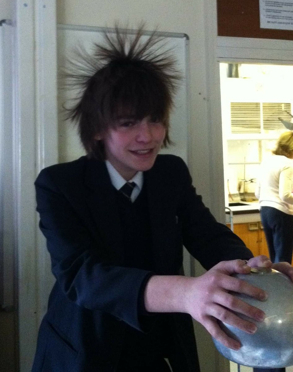 itsamemyleo's tweet photo. Show aliens this photo to describe the high school experience https://t.co/yrF2ebcDsd