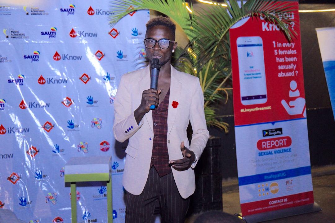 ZandeRhods's tweet photo. Check out our official MC of the night. @LuoboyOllo on the mic at Safe Hood Party. Isn't he smart?ππ€©π€
#SafepalUg #SafeUni https://t.co/iSzjJDp42g