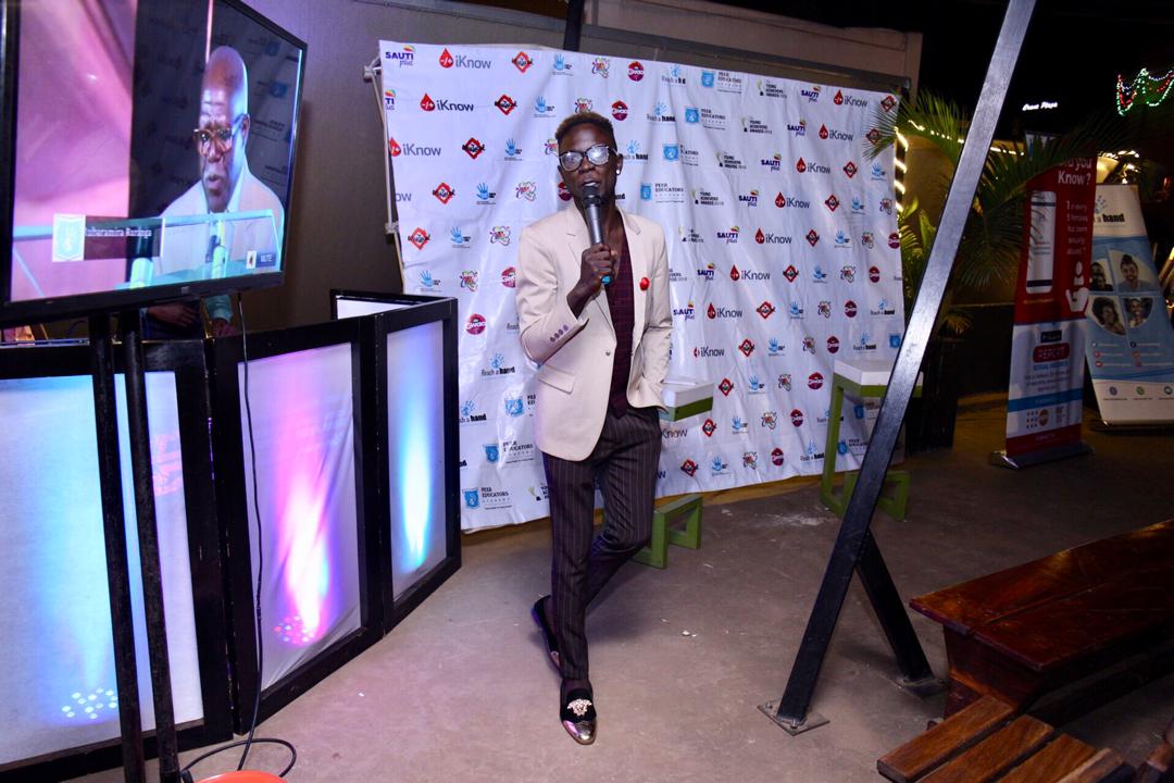 ZandeRhods's tweet photo. Check out our official MC of the night. @LuoboyOllo on the mic at Safe Hood Party. Isn't he smart?ππ€©π€
#SafepalUg #SafeUni https://t.co/iSzjJDp42g