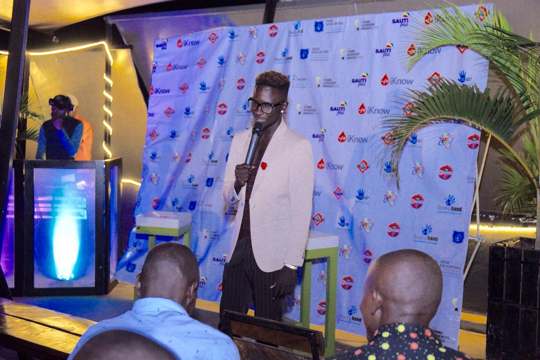 ZandeRhods's tweet photo. Check out our official MC of the night. @LuoboyOllo on the mic at Safe Hood Party. Isn't he smart?ππ€©π€
#SafepalUg #SafeUni https://t.co/iSzjJDp42g
