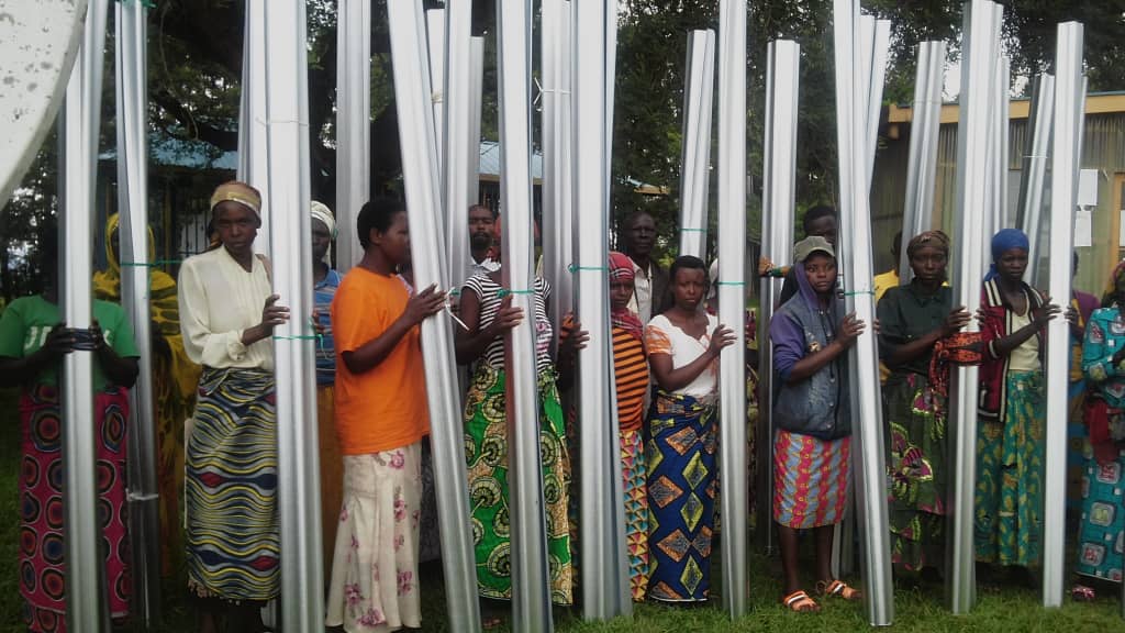 Mu rwego rwo gufatanya n'Ubuyobozi bw'<a href="/NyanzaDistrict/">Nyanza District</a> n'umurenge wa <a href="/BusasamanaS/">Busasamana Sector</a> gucyemura ibibazo bibangamiye imiberereho myiza y'abaturage, umufatanyabikorwa ACTION AID yatanze inkunga y'amabati  454 yo gusakara ubwiherero b'abaturage batishoboye.<a href="/BusasamanaS/">Busasamana Sector</a>