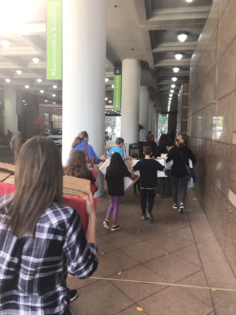 #LSEStuCo AGENTS delivered the donations from the Jolly Jammie Drive <a href="/HumbleISD_LSE/">Lakeshore Elementary</a> today to <a href="/TexasChildrens/">Texas Children's</a> Hospital!#BeTheChange @MsBarela2 <a href="/MsSCottrell/">Saundra Cottrell</a> #leopardspotting #LSEhittingTheSlopes #DifferenceMakers