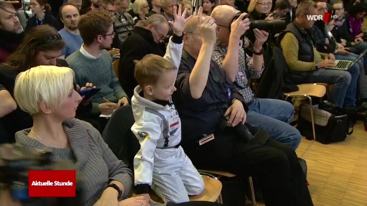 NicosPanoptikum's tweet photo. @Astro_Alex @Ian_Benecken @Leaving_Orbit @RainerKresken @hex_e @janwoerner @DieMaus @ESA_de Eben zeigte die @aktuelle_stunde  den @Astro_Alex-Beitrag mit #Astro_Mini. #horizons https://t.co/B1CWPPILnC