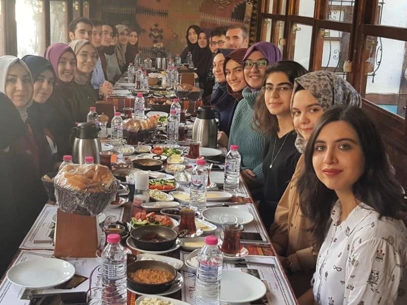 Afyon Sağlık Bilimleri Genç YYD topluluğumuzun düzenlemiş olduğu tanışma kahvaltısı ile başlayan çok keyifli bir gün geçirdik. Gençlerle faaliyetlerini konuştuk, sorularını cevapladık ve şehri gezdik. İyilik ve sağlık dolu projeler bizi bekliyor 🤗👍🏻