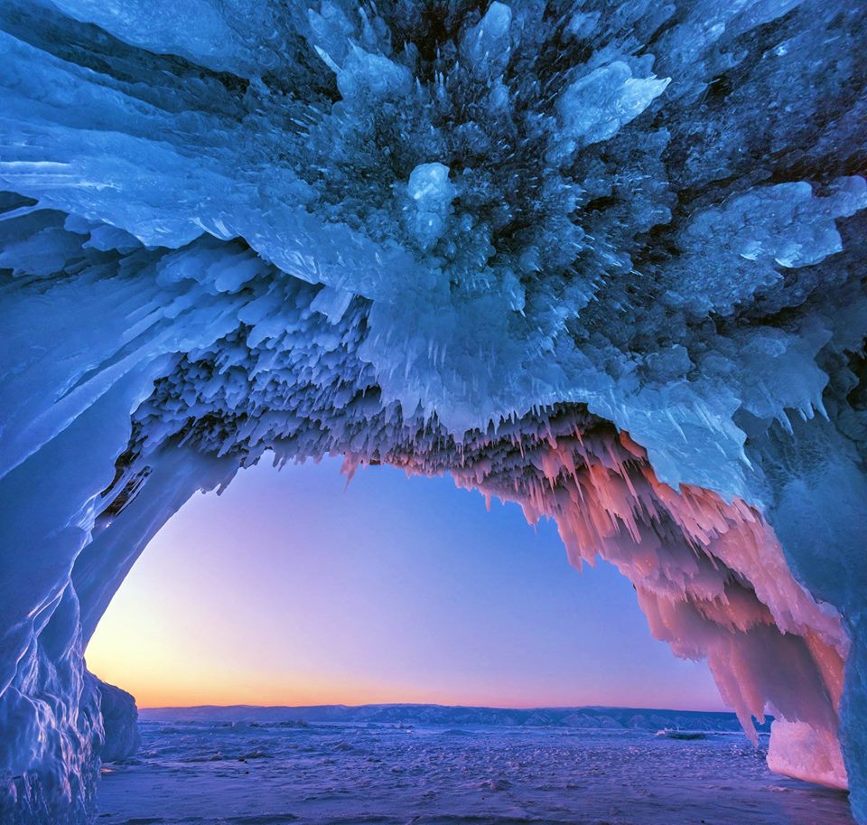 aer0z's tweet image. Cueva del Lago Baikal al atardecer , en la parte Sur de Siberia Oriental ..

#Winter
#Ice
#Lovecold