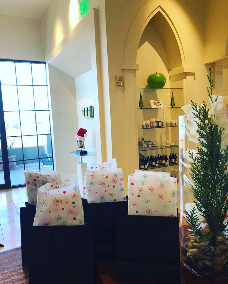 MECCAustin's tweet photo. Get your last minute gift carfs for spa services or retail products!!
Purchase online https://t.co/DxmmJza07B or email mecca@meccagymandspa.com or call 512-381-2680.
#massage #bestofatx #downtownaustin #facials #brows #nontoxicbeauty #meccagymandspa https://t.co/JHxX4lCCMN