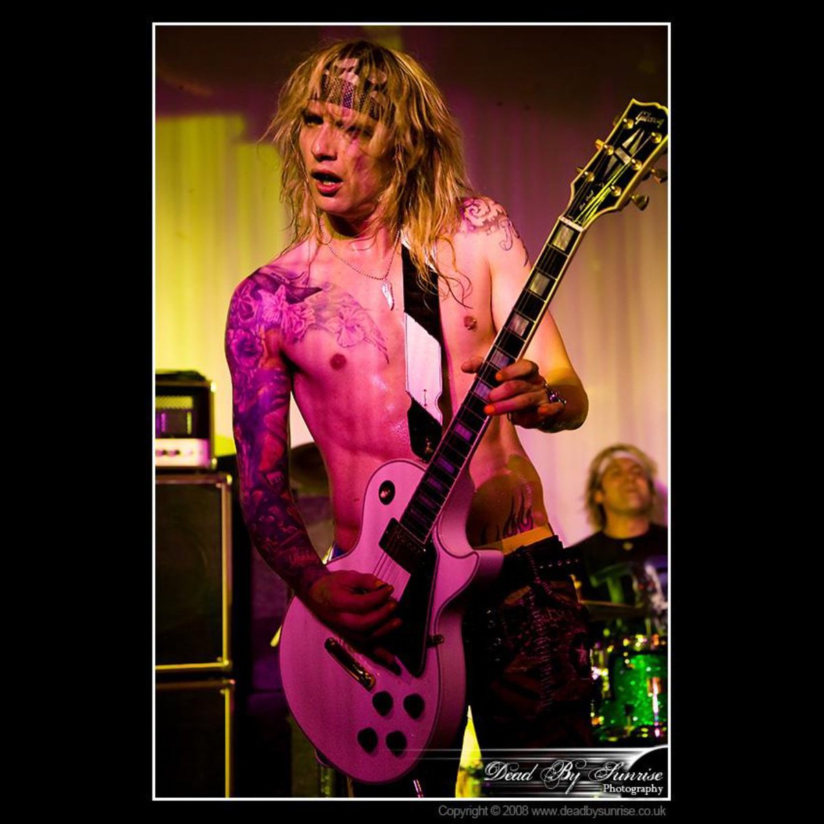 TDKJusettes's tweet photo. Hot or Not?
YaY, Hot Leg era!!!🔥
-
📸 @deadbysunrise
-
#jushawk #JustinHawkins #tdkjusette #hotleg #thedarkness #rocknroll #hardrock #glamrock #glammetal #guitarplayer #guitar #gibson #singer #frontman #performer #songwriter #concertphotography #RockShow #Rockstar https://t.co/VokxLWMPKi